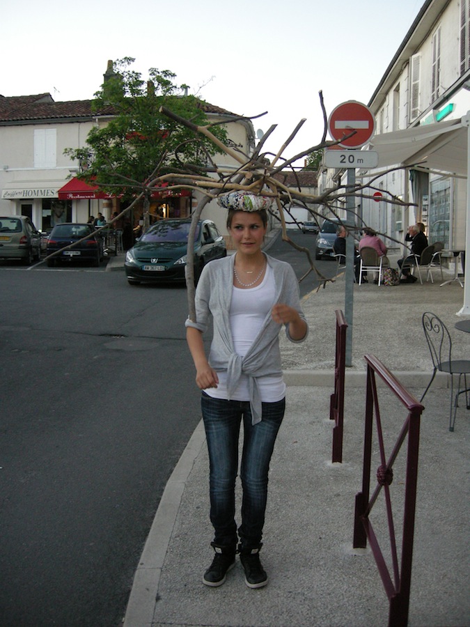 12.05 2012 "Another view -The wood carrying" Performance by the cafés inJarnac by Abtffn photo O. Cessart